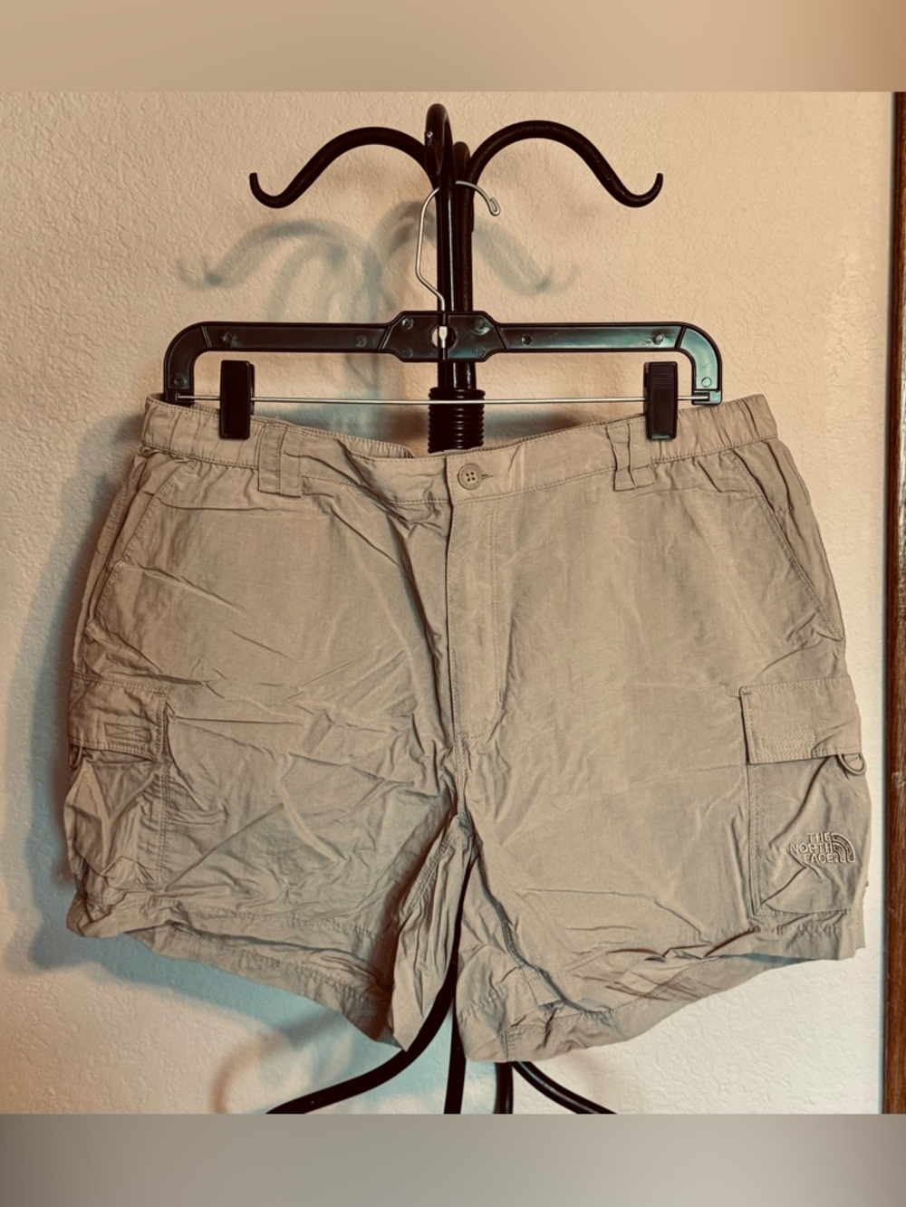 The North Women’s Khaki Cargo Shorts - L